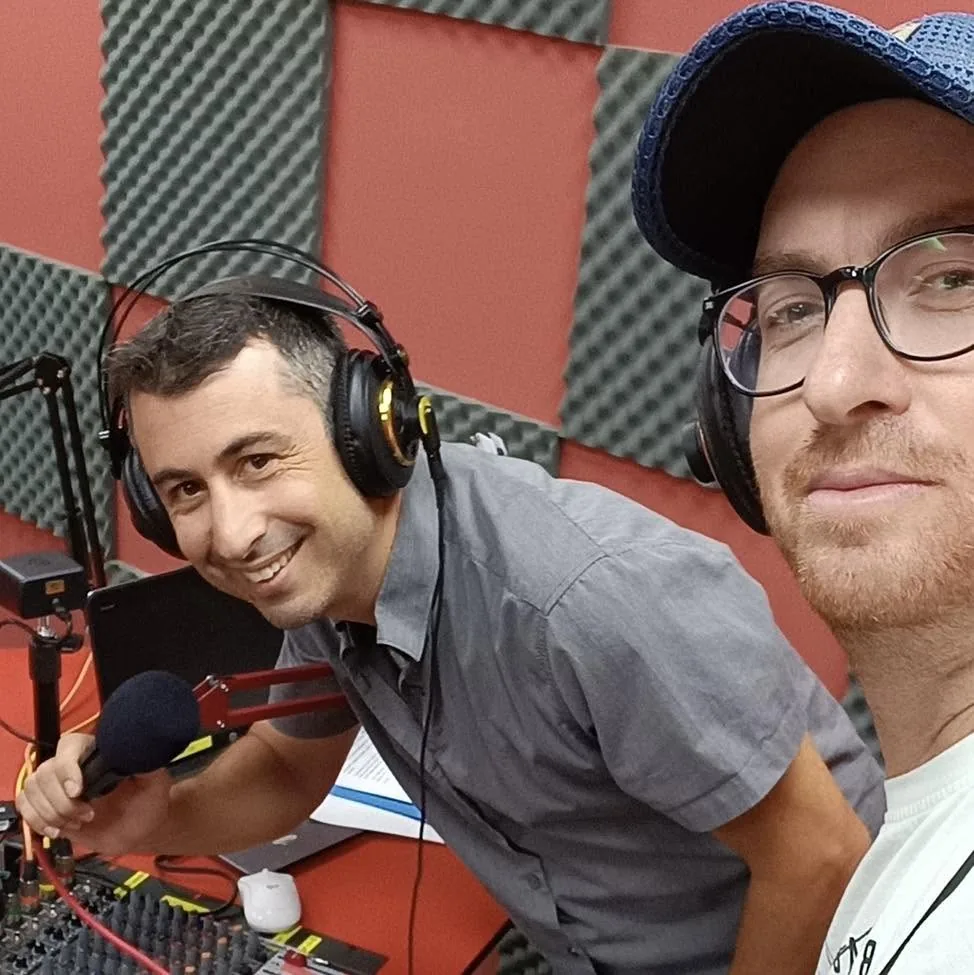 רגע משותף באולפן הקלטות עם אוזניות ומיקרופון